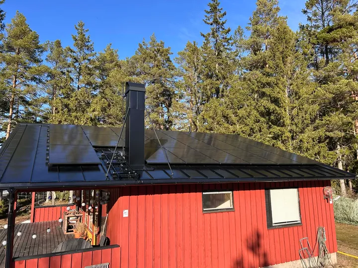Modernt plåttak i mörk kulör