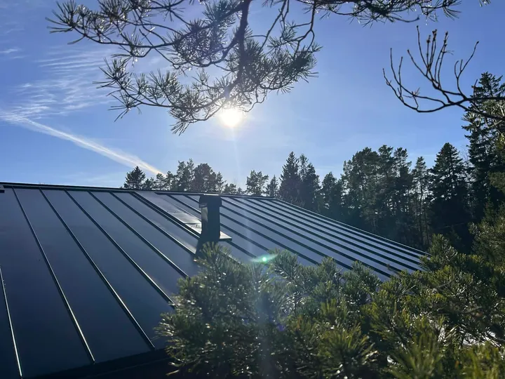 Solpaneler installerade på nytt plåttak