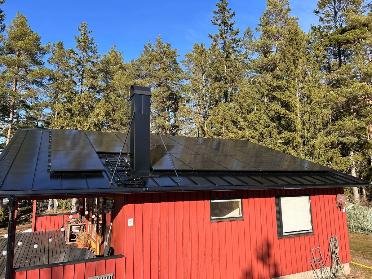 Klicktak i plåt med solceller installerade i Roslagen