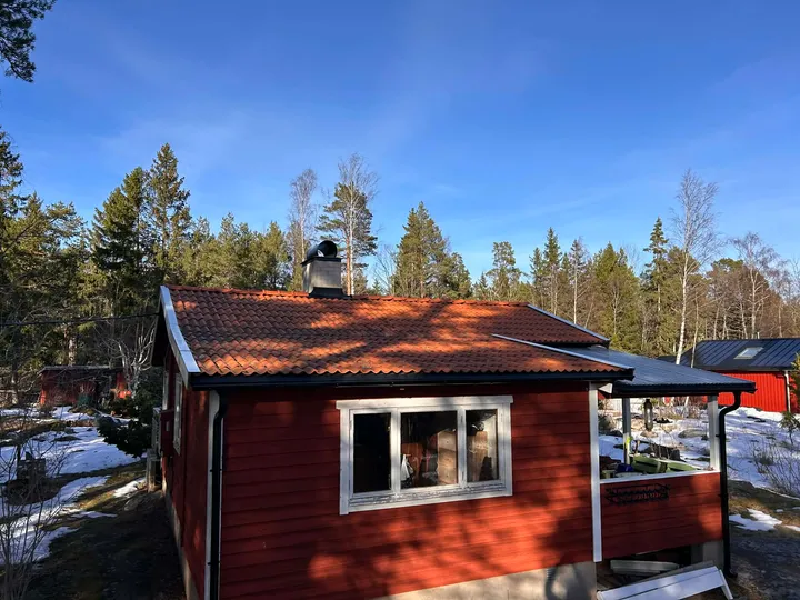 Närbild på nylagt rött tegeltak